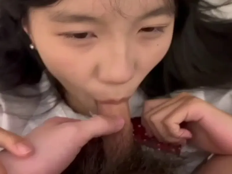 Em loli dễ thương liếm cặc biến em thành con đào nứng p2